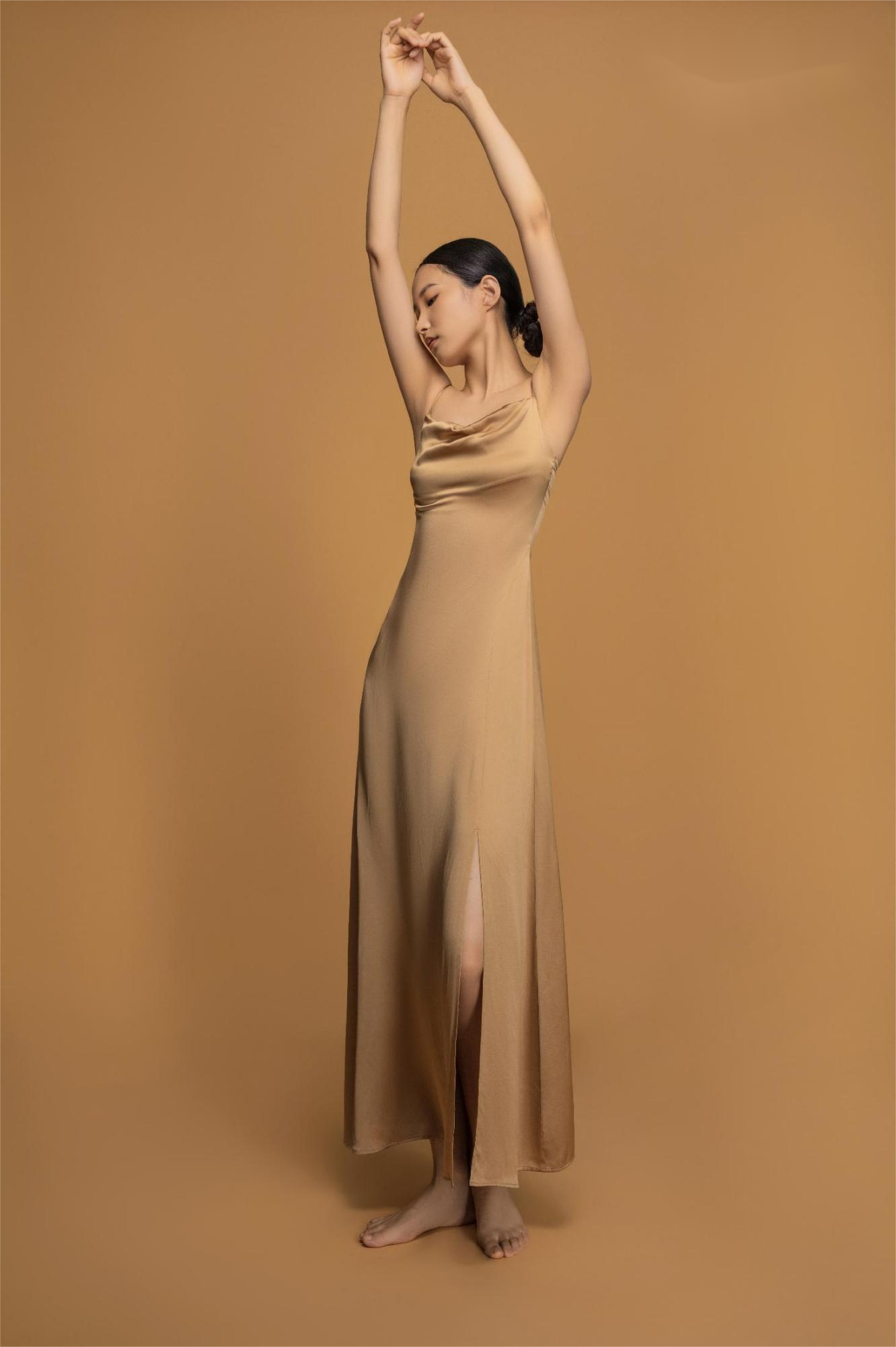High slit suspender skirt champagne brown