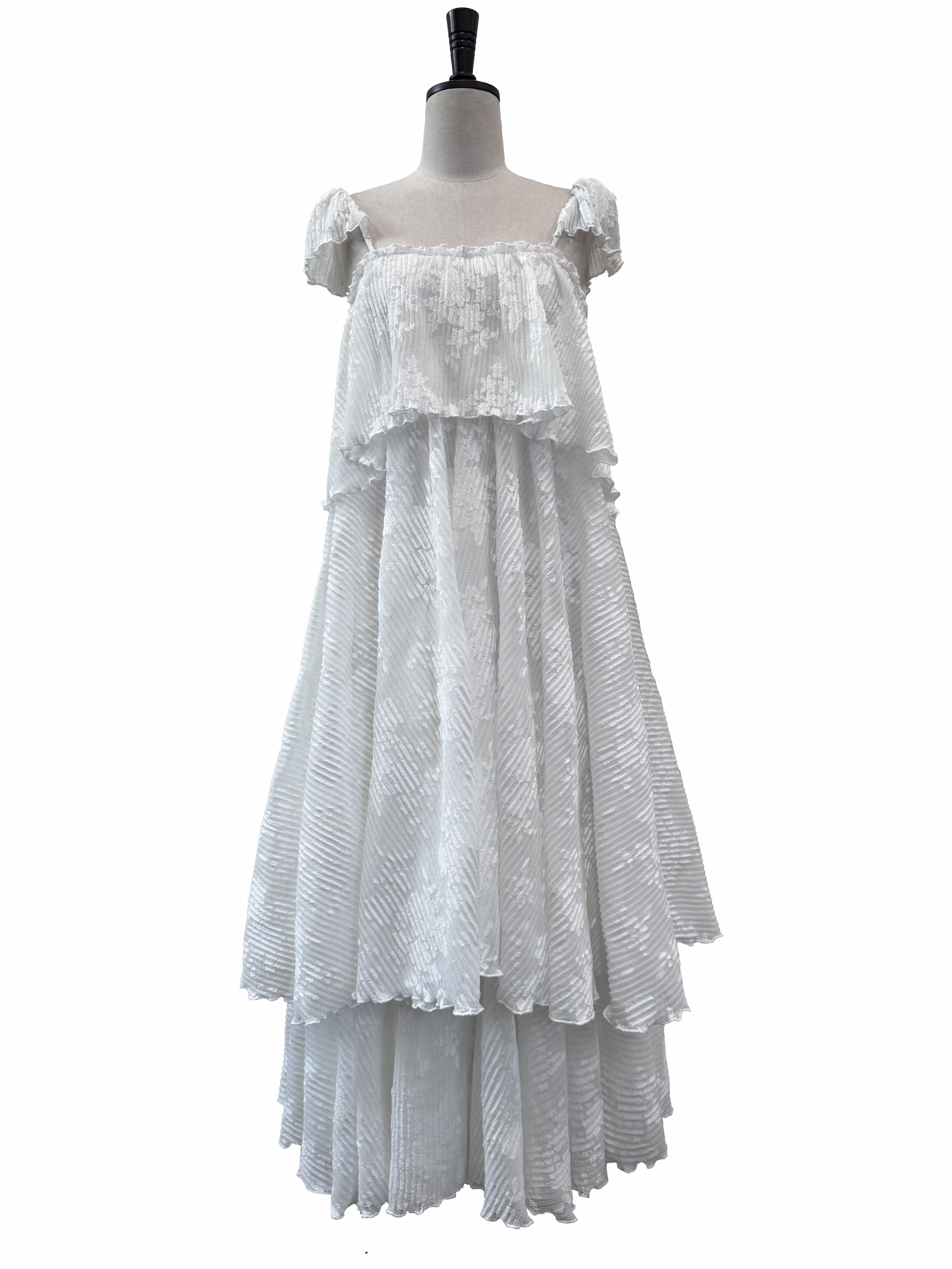 Square neck, loose sleeves, long skirt with flying sleeves