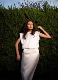 Sleeveless round neck pleated dress white