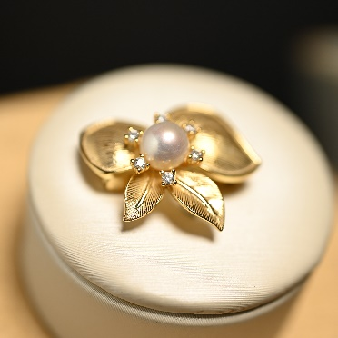 Vintage floral honey scented natural pearl brooch