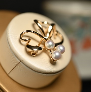 "Gone with the Wind" bow natural pearl brooch