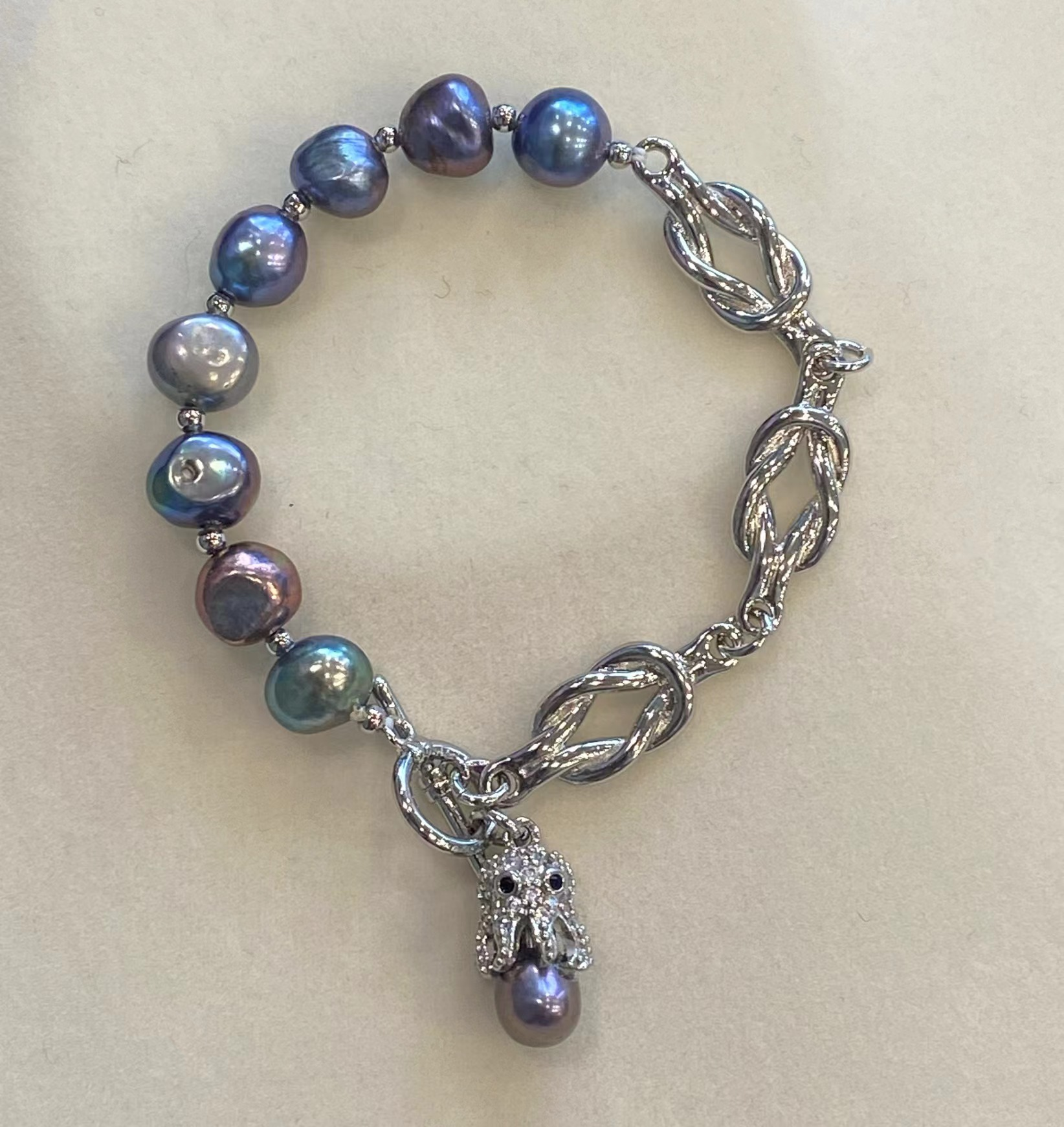 Little octopus cool stitching black pearl bracelet