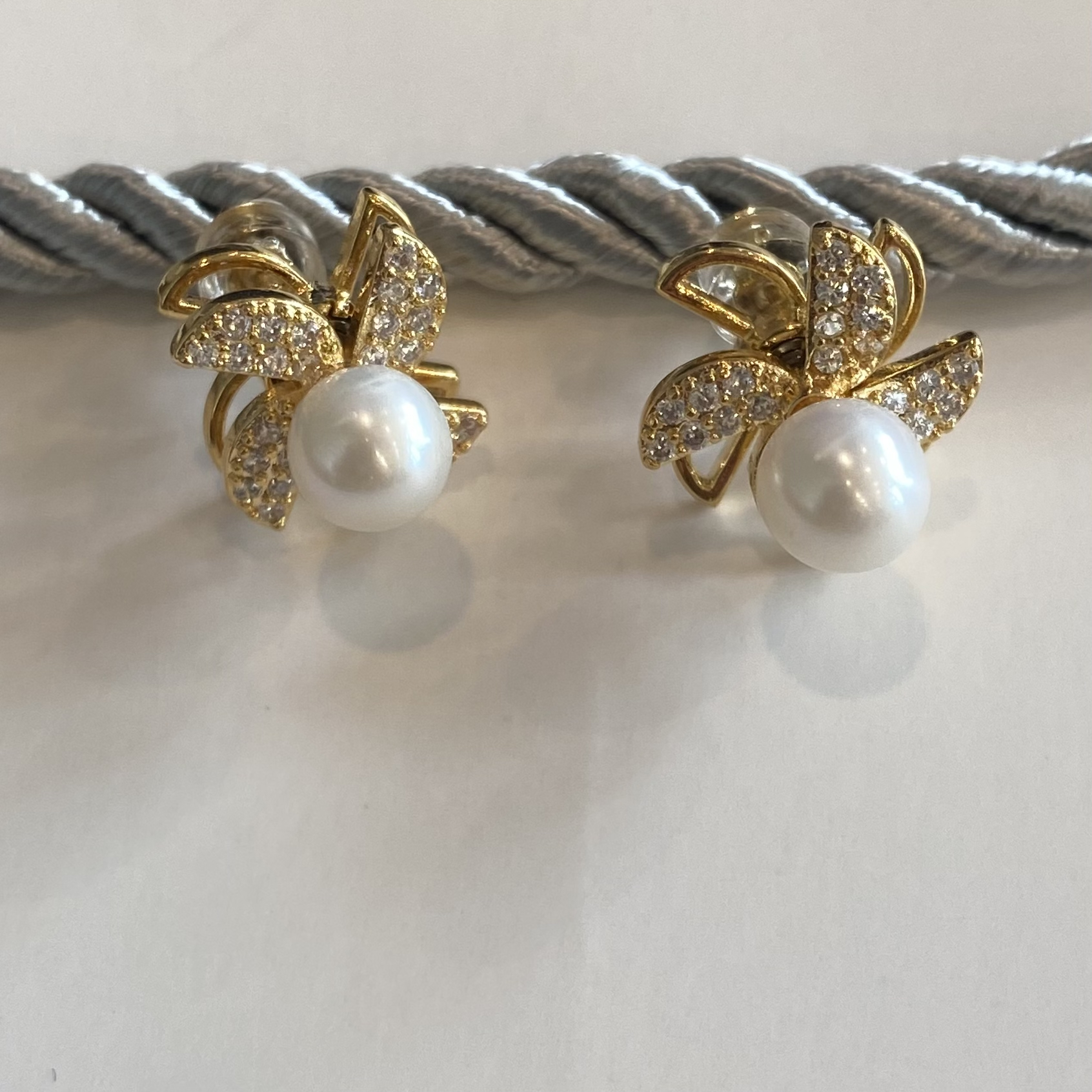 Childlike Rotatable Pearl Stud Earrings