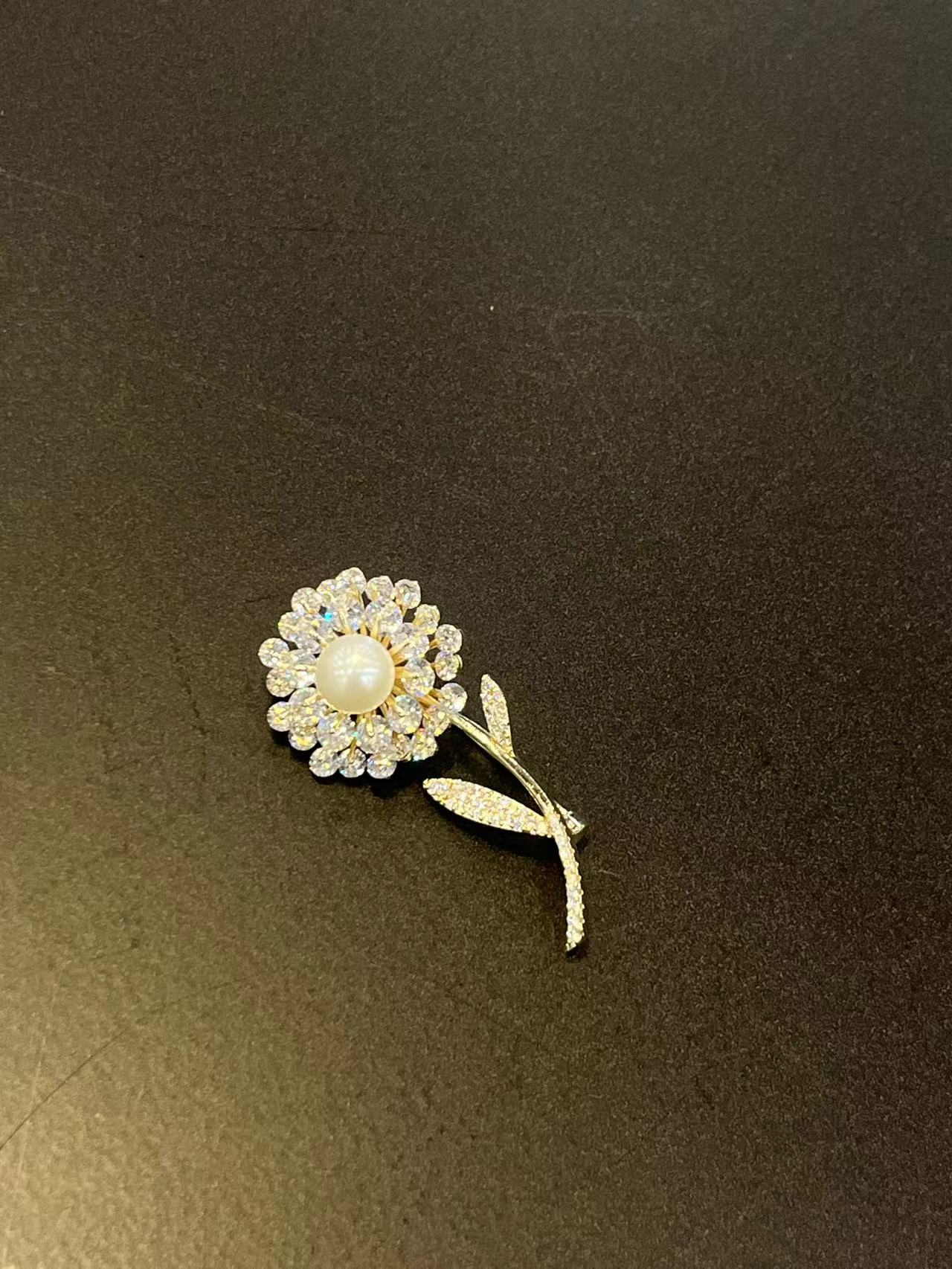 Luxurious sunflower brooch