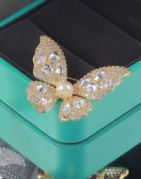 AAAAA grade pearlescent pearl butterfly brooch (gold)