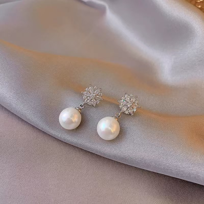 Snowflake Sparkling Natural Pearl Stud Earrings (Silver)