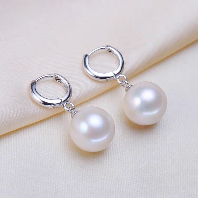 Classic French fashion earrings