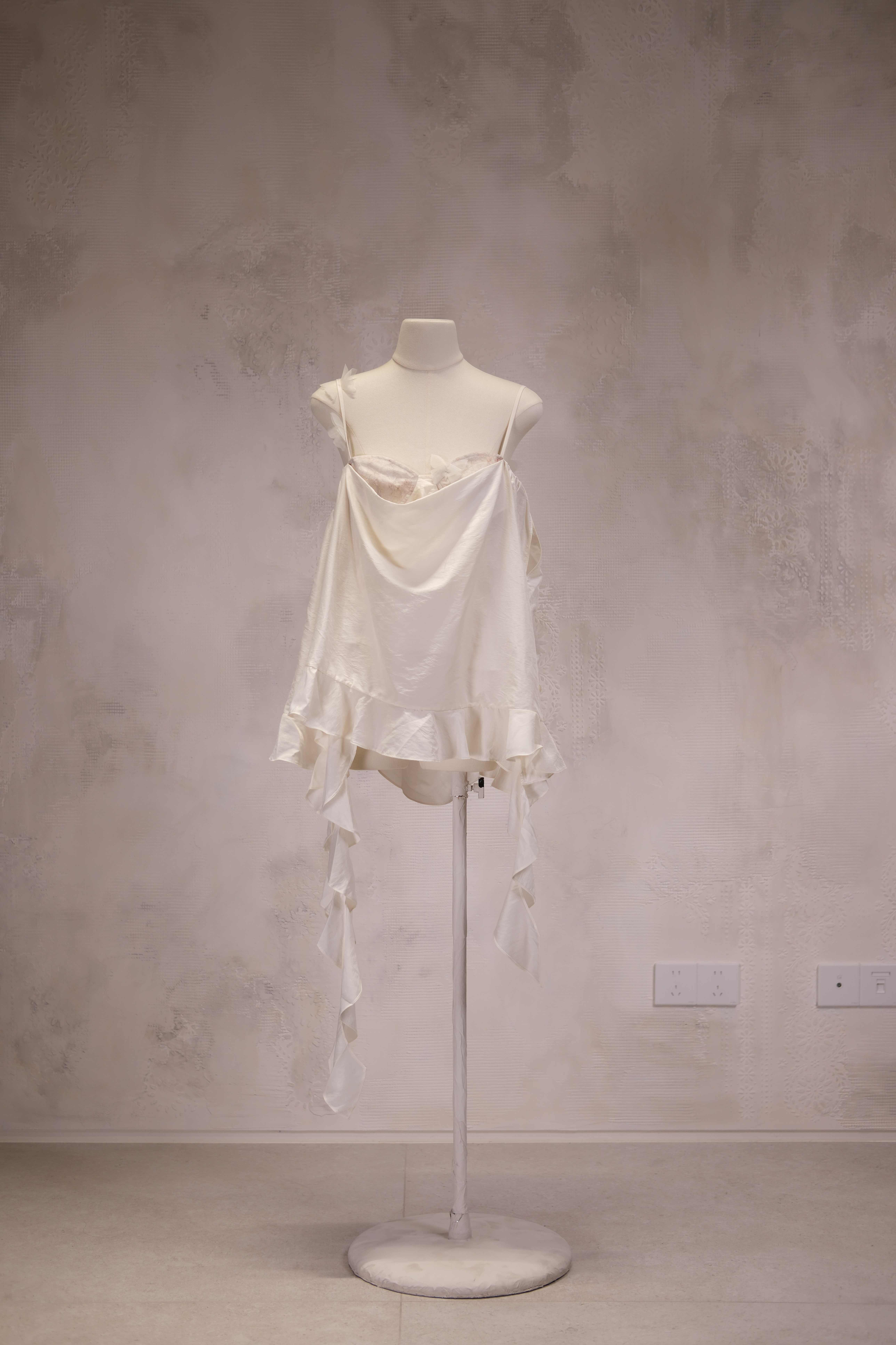 White jade quenched white dark pattern jacquard three-dimensional cutting wandering style ruffled halter top white