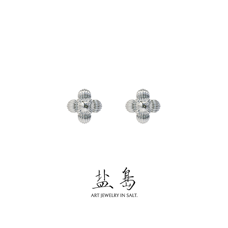 Dark fragrance series small flower earrings white gold